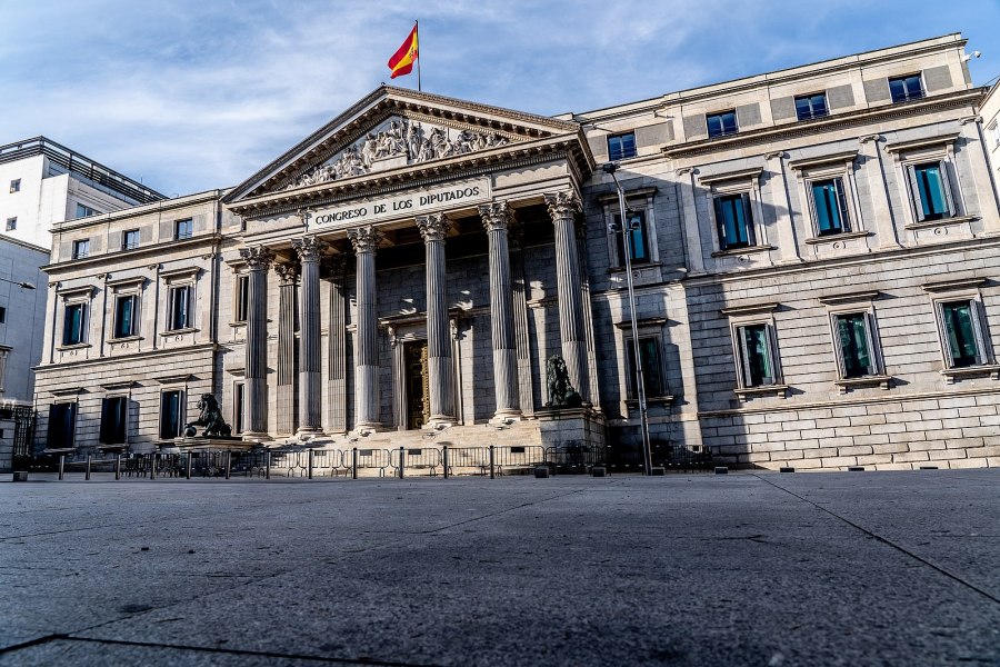 El Palacio de las Cortes es un edificio en Madrid donde se reúne el Congreso de los Diputados.
